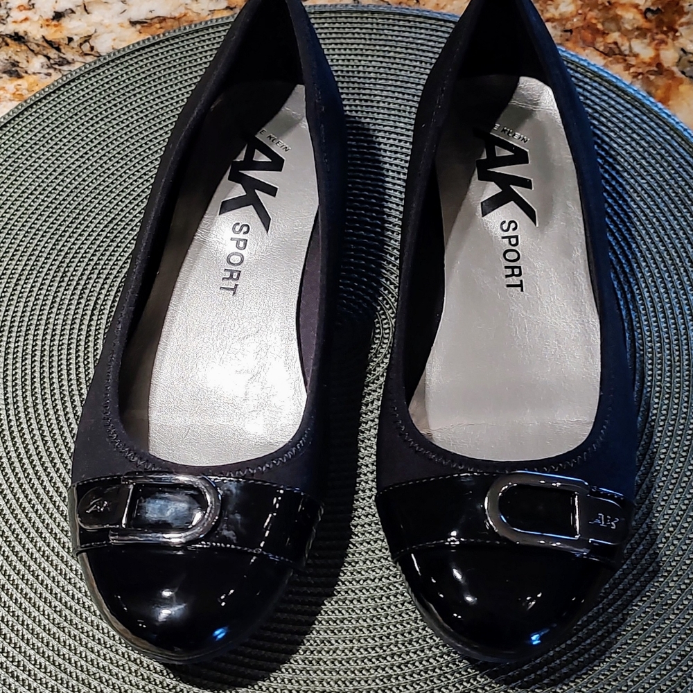 Anne Klein Sport ballet style black Sz 8 1/2 M. Textile upper, silver accent.